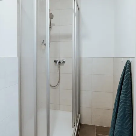 Arvia Living - Ferienwohnung In Altmuenster, Zentrale Lage, 7 Min Gehweg Zum Traunsee, Balkon, Kueche, Gratis Parkplatz & Wlan Exterior photo