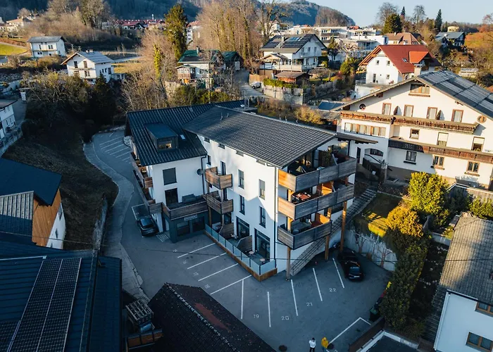 Arvia Living - Ferienwohnung In Altmuenster, Zentrale Lage, 7 Min Gehweg Zum Traunsee, Balkon, Kueche, Gratis Parkplatz & Wlan