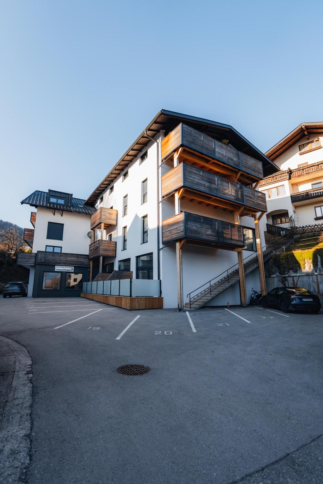 Arvia Living - In Altmuenster, Zentrale Lage, 7 Min Gehweg Zum Traunsee, Balkon, Kueche, Gratis Parkplatz & Wlan Appartement