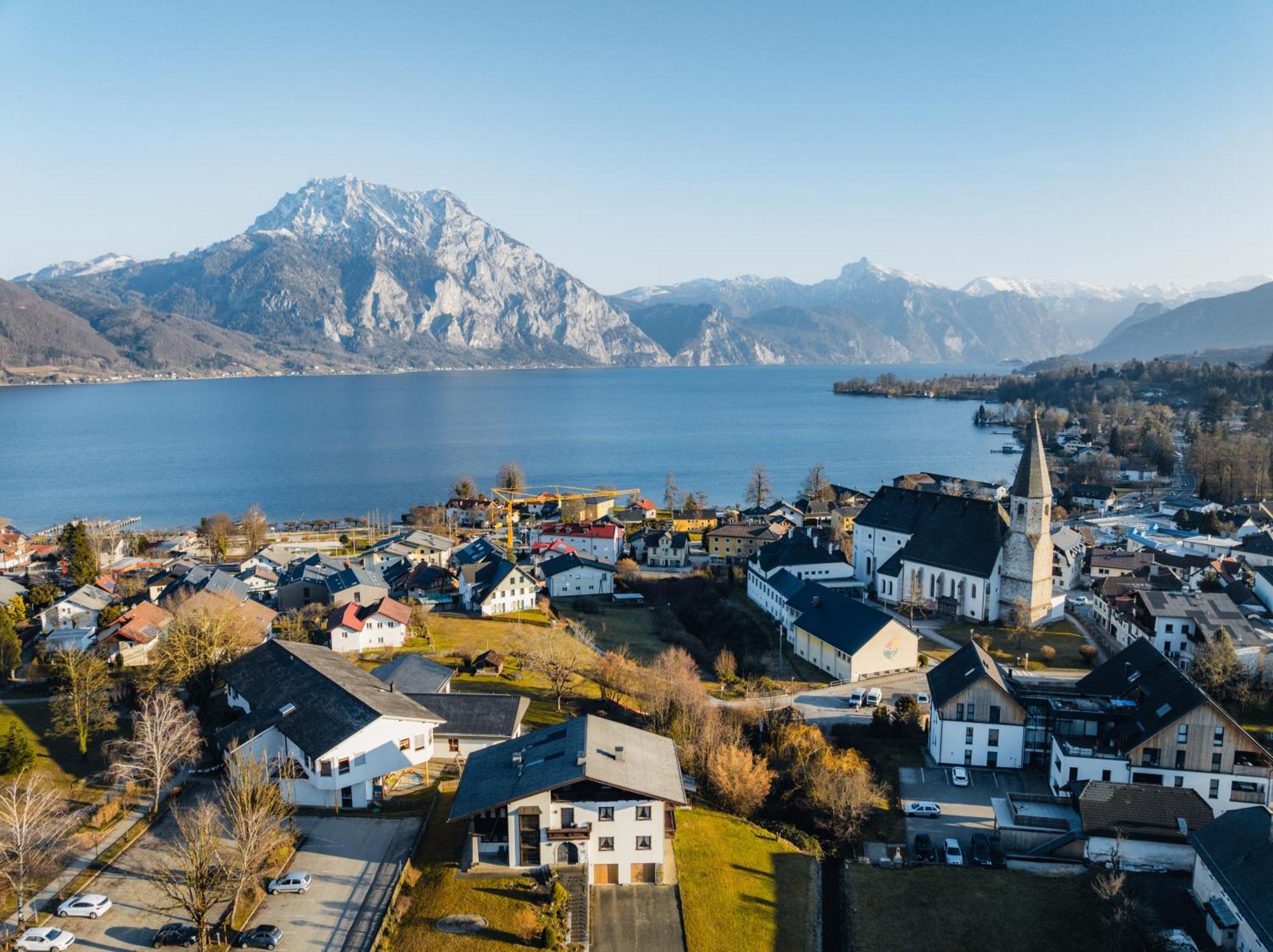 Arvia Living - In Altmuenster, Zentrale Lage, 7 Min Gehweg Zum Traunsee, Balkon, Kueche, Gratis Parkplatz & Wlan Altmünster