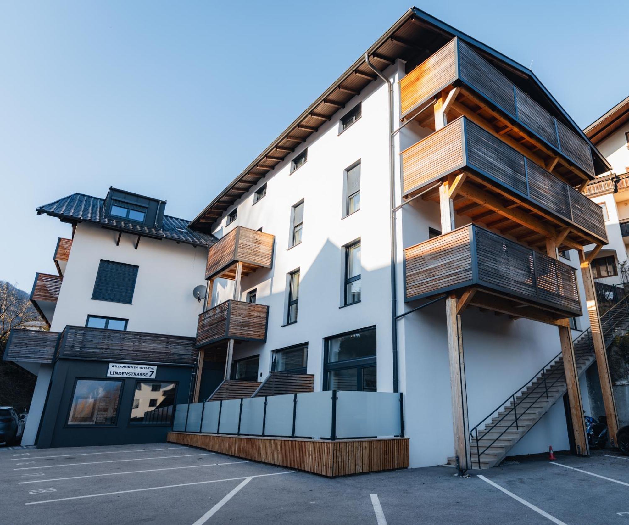 Appartement Arvia Living - In Altmuenster, Zentrale Lage, 7 Min Gehweg Zum Traunsee, Balkon, Kueche, Gratis Parkplatz & Wlan Altmünster