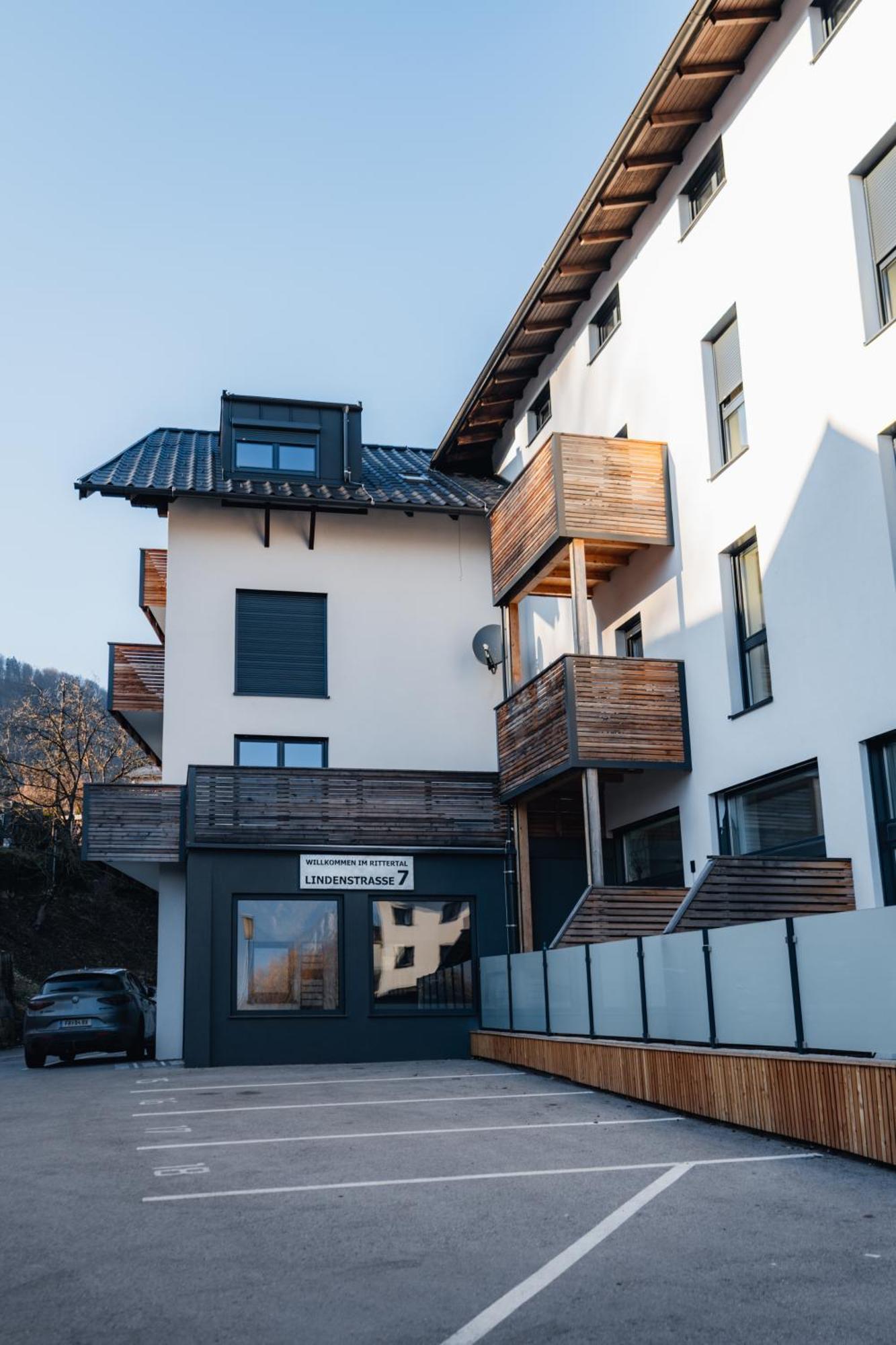 Appartement Arvia Living - In Altmuenster, Zentrale Lage, 7 Min Gehweg Zum Traunsee, Balkon, Kueche, Gratis Parkplatz & Wlan *