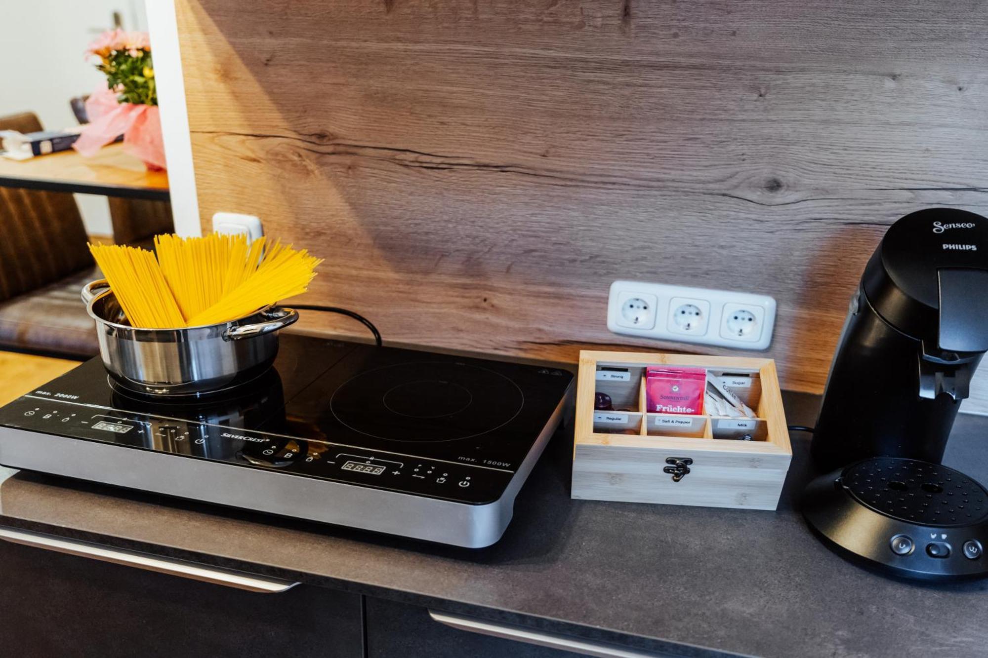 Arvia Living - In Altmuenster, Zentrale Lage, 7 Min Gehweg Zum Traunsee, Balkon, Kueche, Gratis Parkplatz & Wlan Appartement