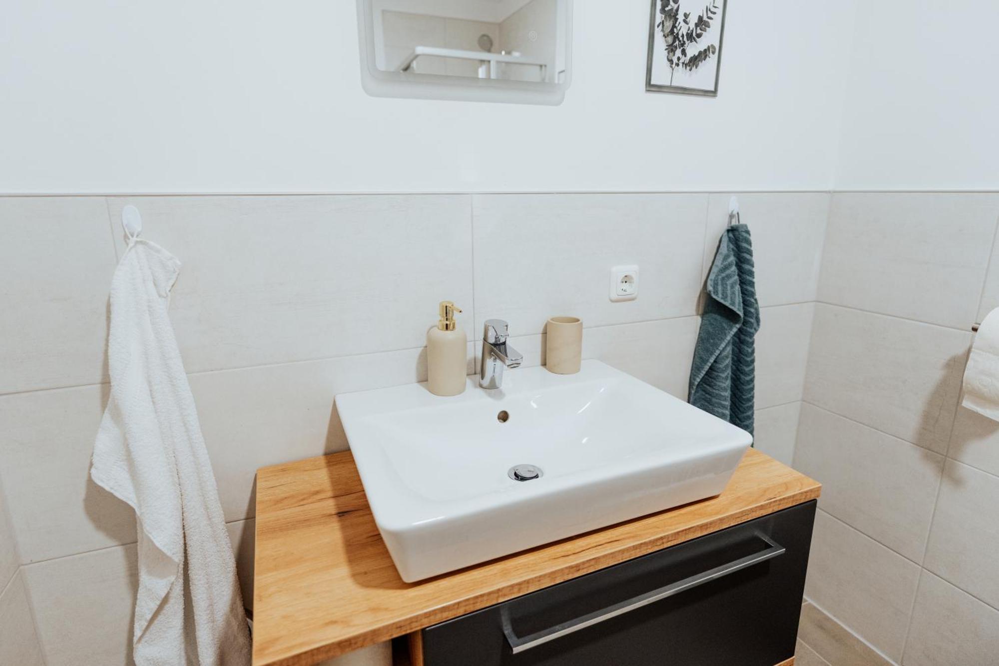 Appartement Arvia Living - In Altmuenster, Zentrale Lage, 7 Min Gehweg Zum Traunsee, Balkon, Kueche, Gratis Parkplatz & Wlan Altmünster
