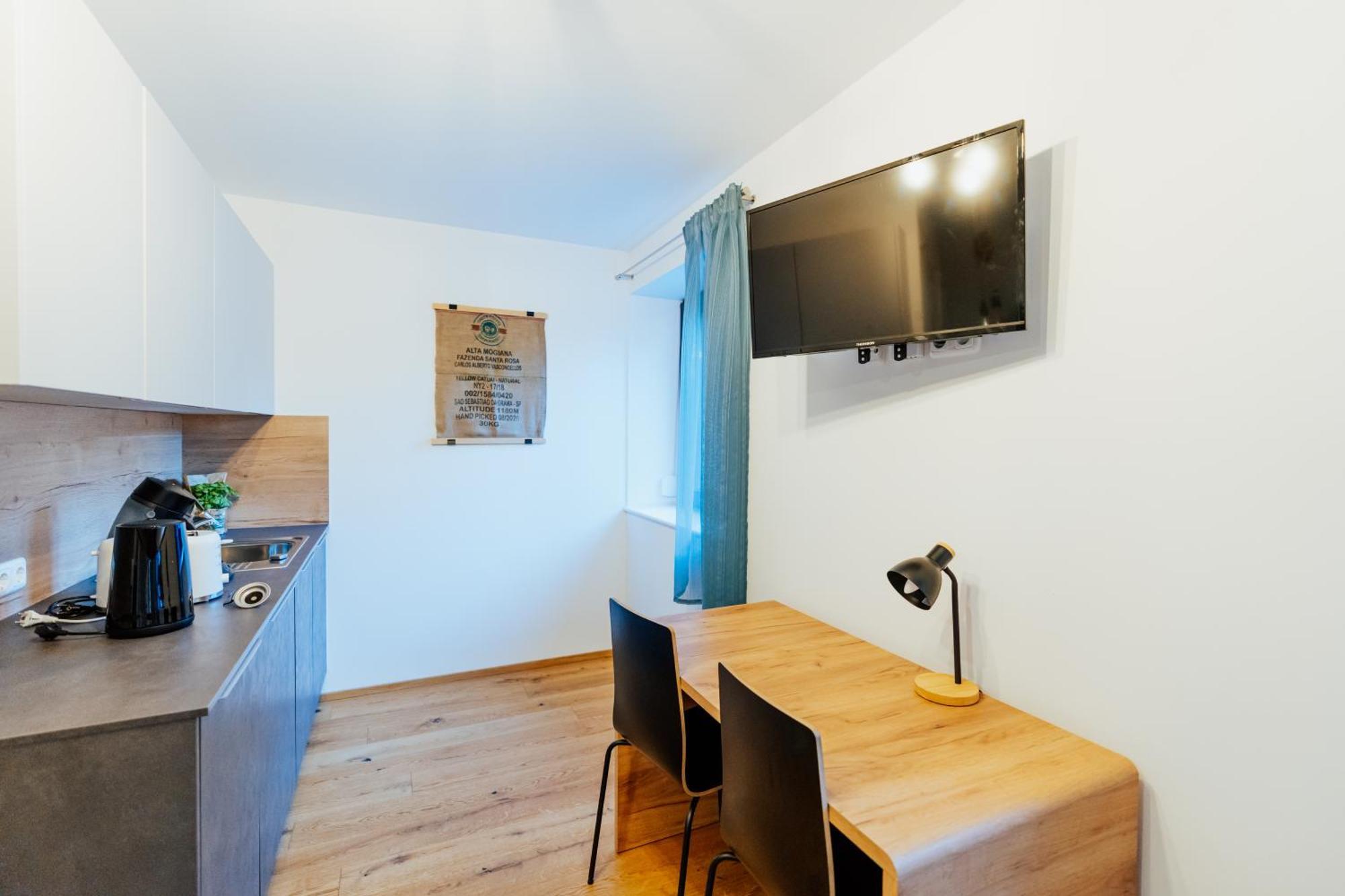 Arvia Living - In Altmuenster, Zentrale Lage, 7 Min Gehweg Zum Traunsee, Balkon, Kueche, Gratis Parkplatz & Wlan Altmünster