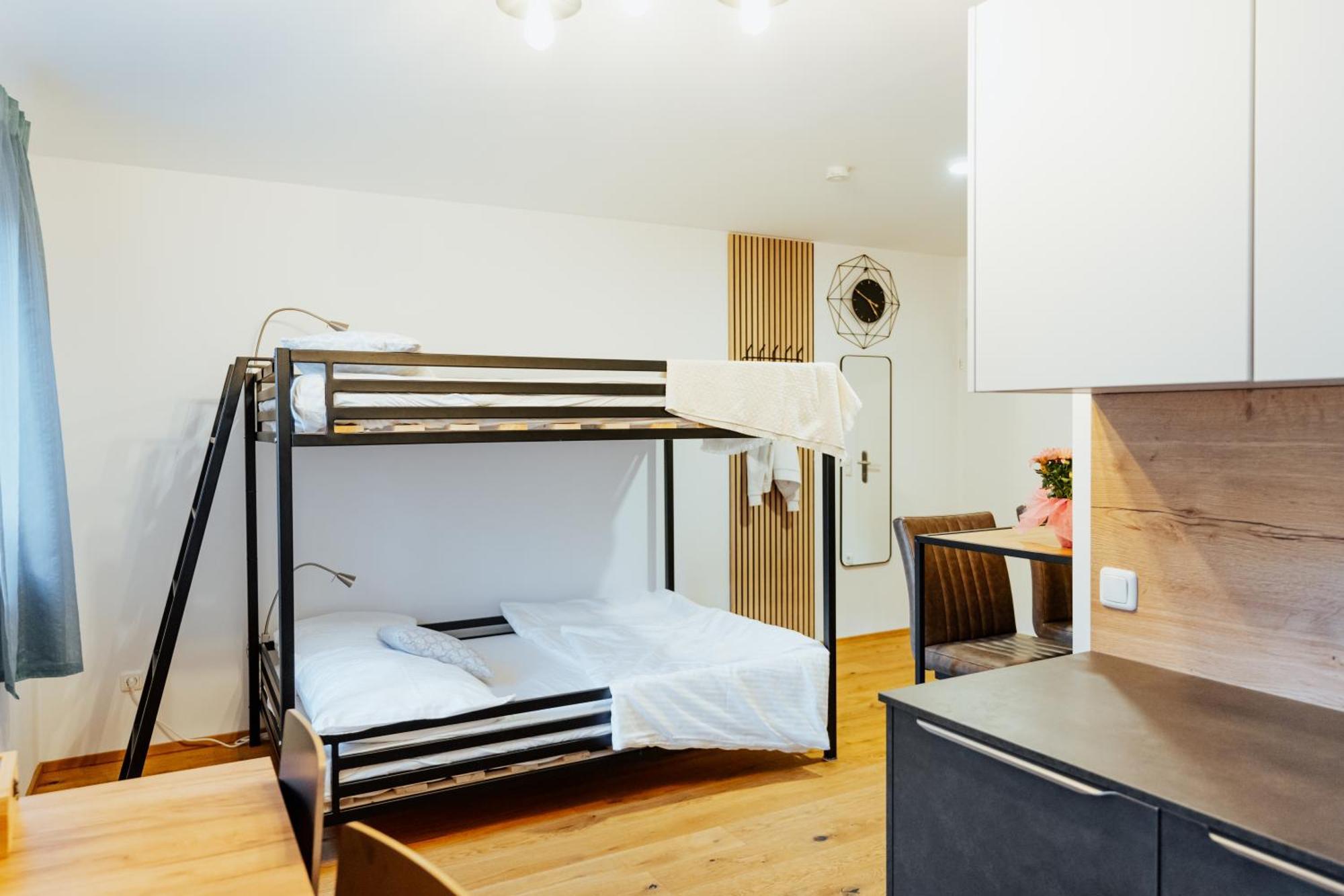 Arvia Living - In Altmuenster, Zentrale Lage, 7 Min Gehweg Zum Traunsee, Balkon, Kueche, Gratis Parkplatz & Wlan