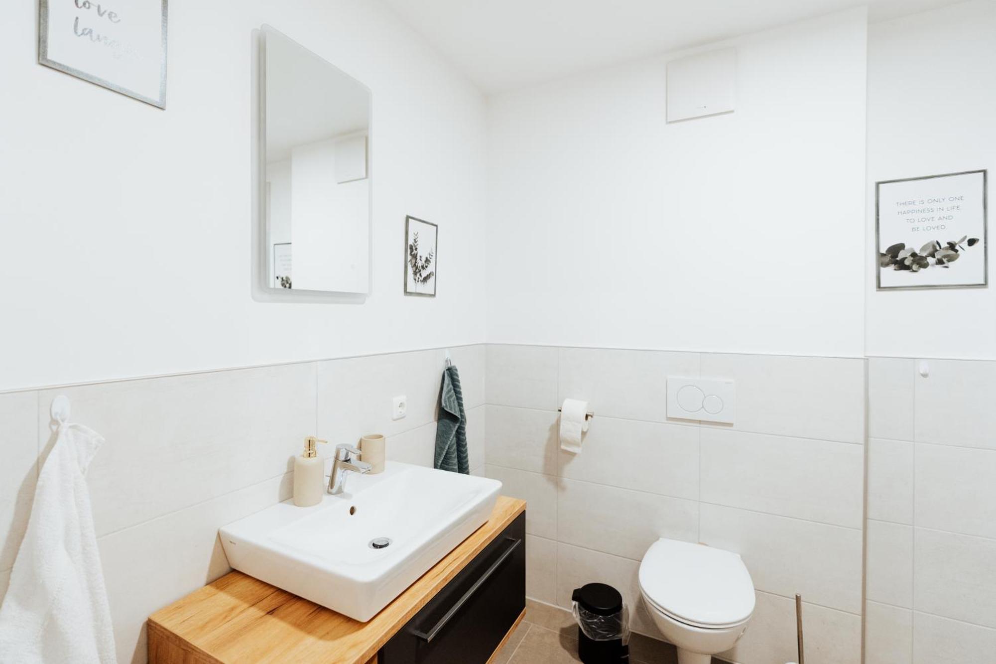 Arvia Living - In Altmuenster, Zentrale Lage, 7 Min Gehweg Zum Traunsee, Balkon, Kueche, Gratis Parkplatz & Wlan