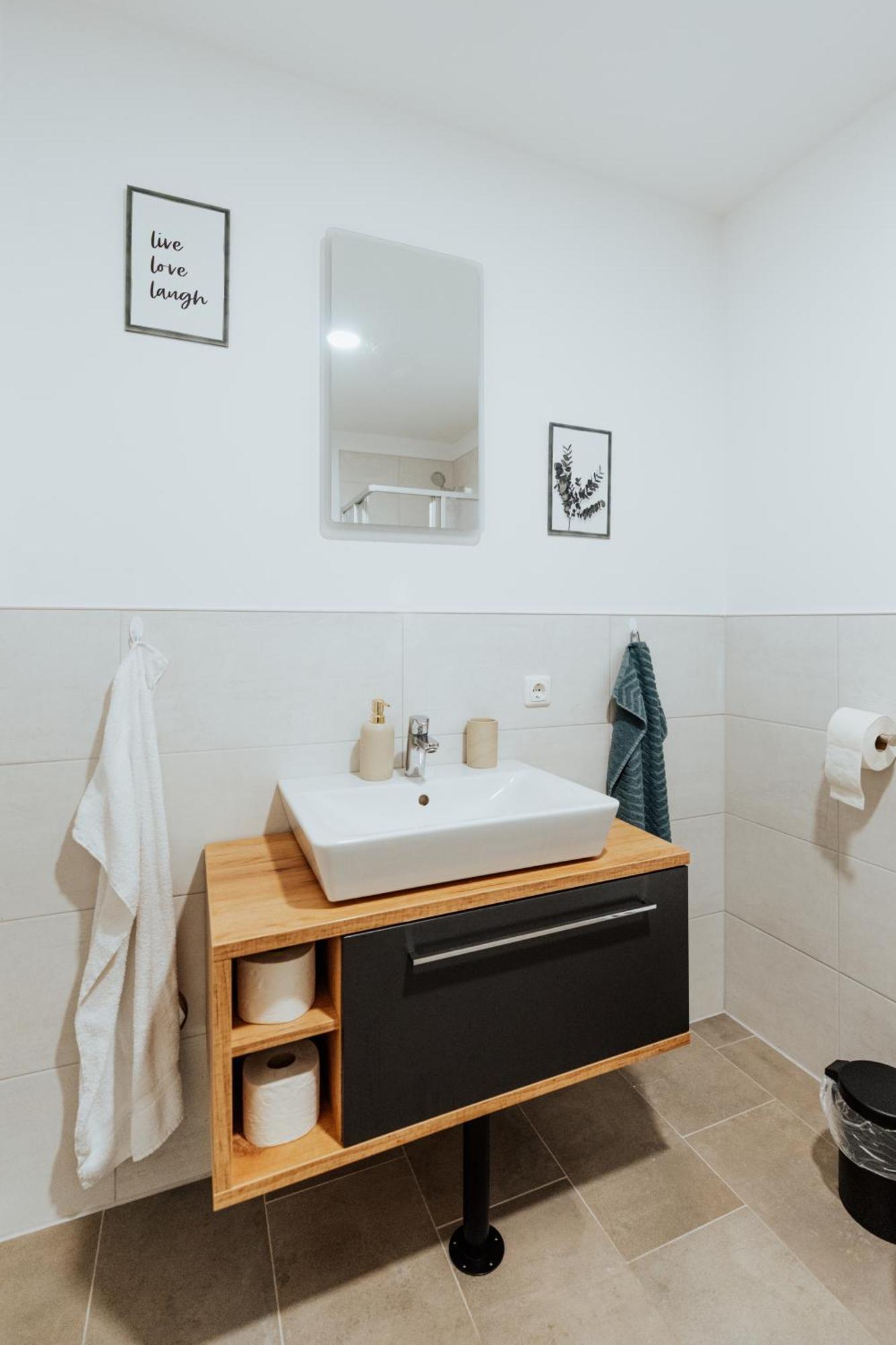 Arvia Living - In Altmuenster, Zentrale Lage, 7 Min Gehweg Zum Traunsee, Balkon, Kueche, Gratis Parkplatz & Wlan *