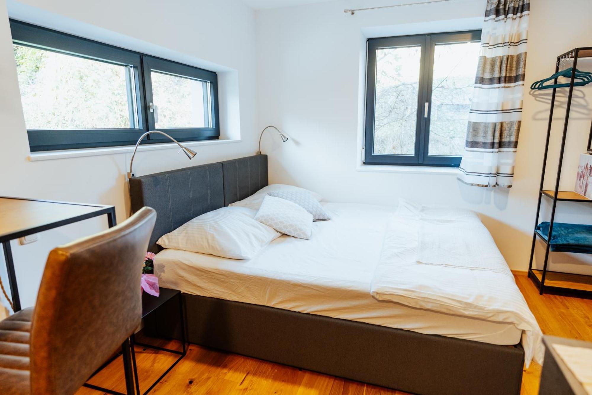 Arvia Living - In Altmuenster, Zentrale Lage, 7 Min Gehweg Zum Traunsee, Balkon, Kueche, Gratis Parkplatz & Wlan Altmünster