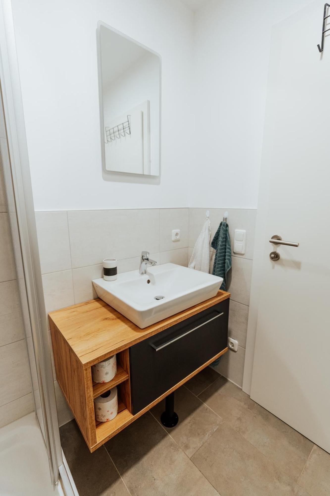 Arvia Living - In Altmuenster, Zentrale Lage, 7 Min Gehweg Zum Traunsee, Balkon, Kueche, Gratis Parkplatz & Wlan Appartement