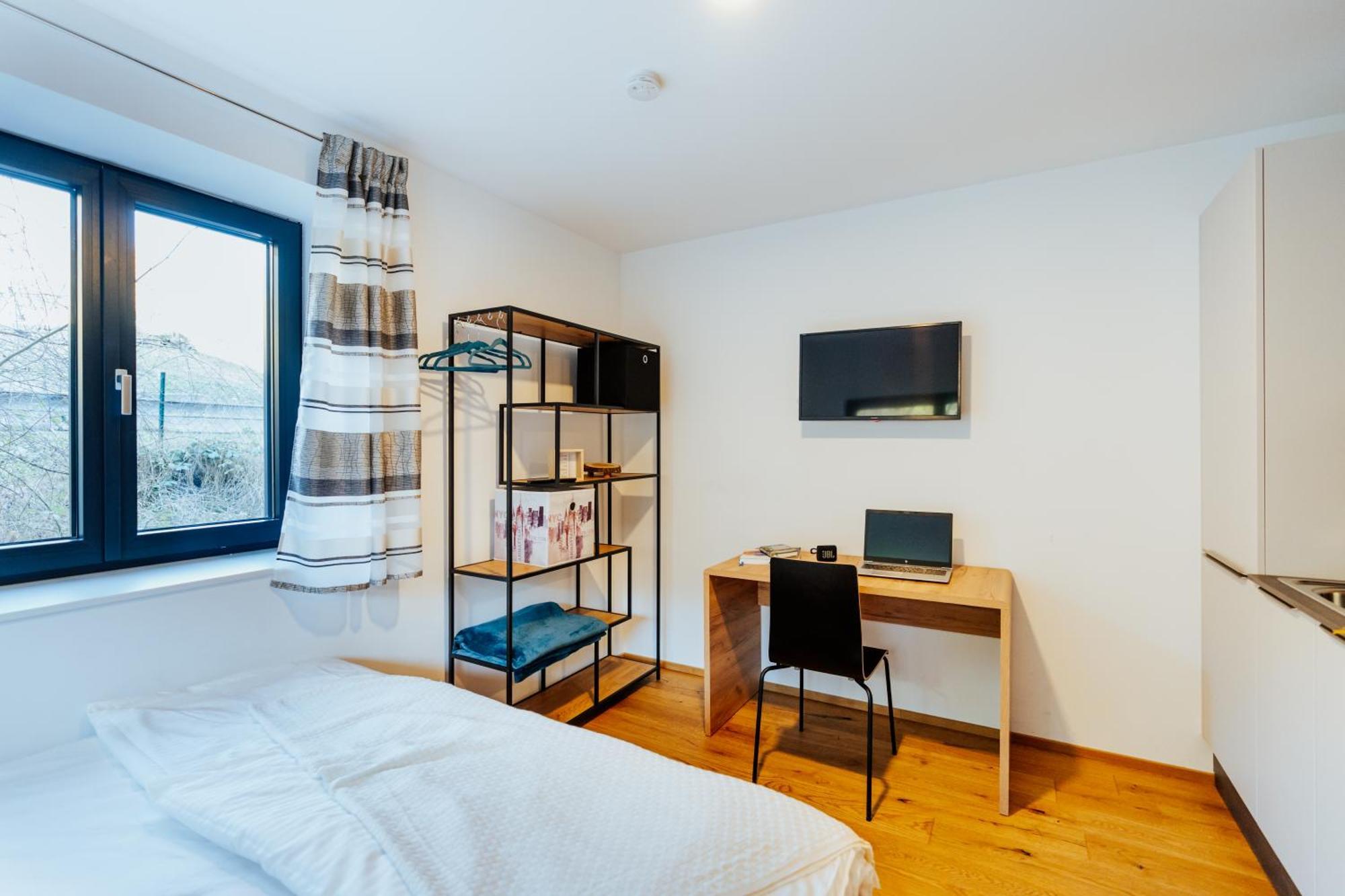 Arvia Living - In Altmuenster, Zentrale Lage, 7 Min Gehweg Zum Traunsee, Balkon, Kueche, Gratis Parkplatz & Wlan