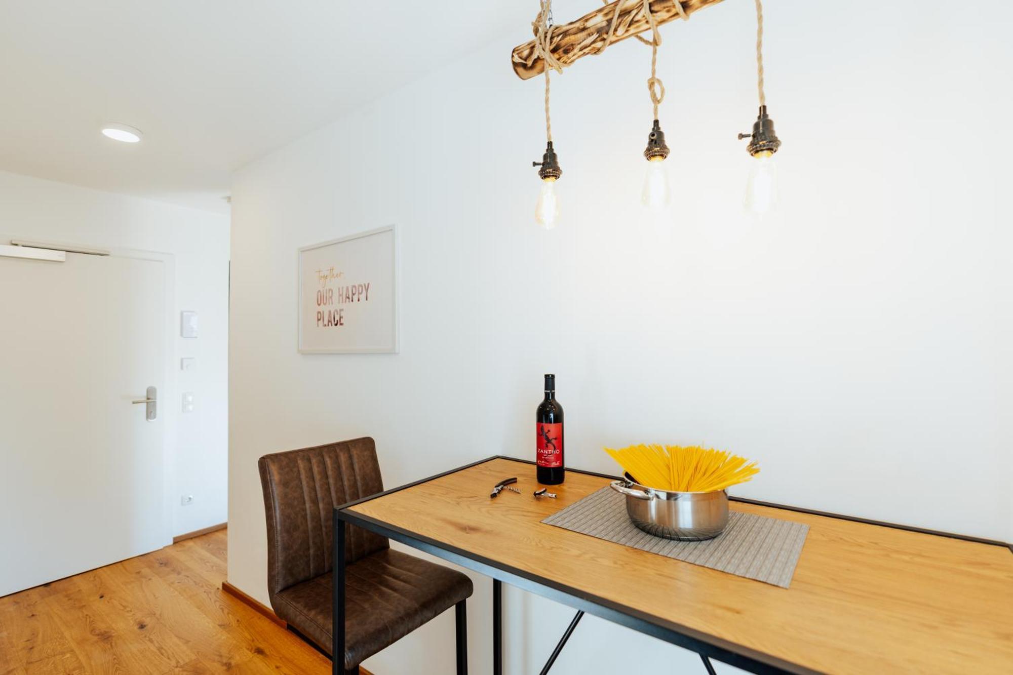 Arvia Living - In Altmuenster, Zentrale Lage, 7 Min Gehweg Zum Traunsee, Balkon, Kueche, Gratis Parkplatz & Wlan Appartement *