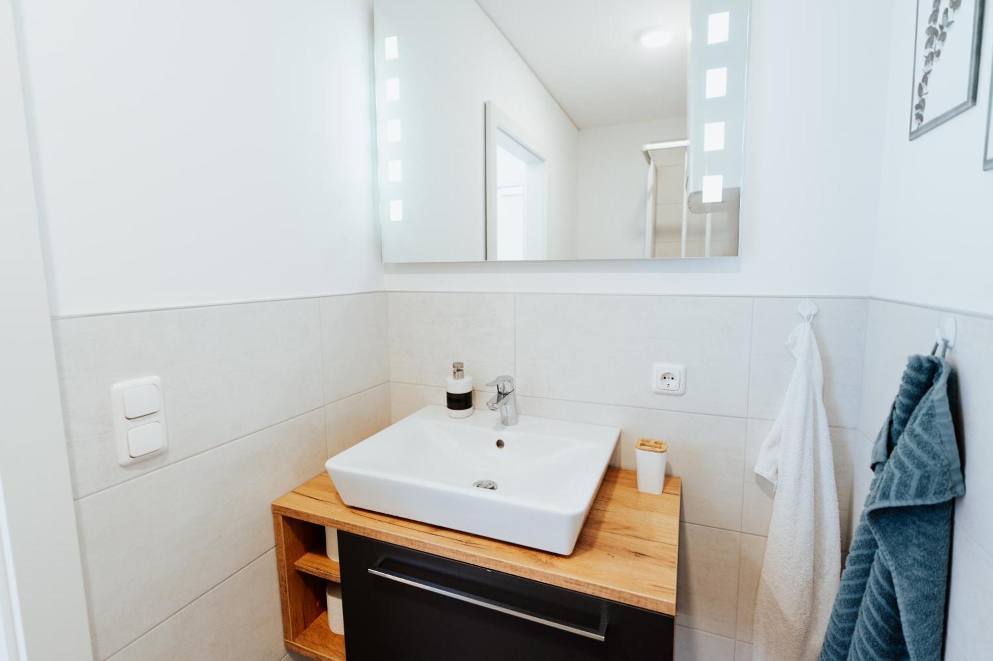 Arvia Living - In Altmuenster, Zentrale Lage, 7 Min Gehweg Zum Traunsee, Balkon, Kueche, Gratis Parkplatz & Wlan * Altmünster