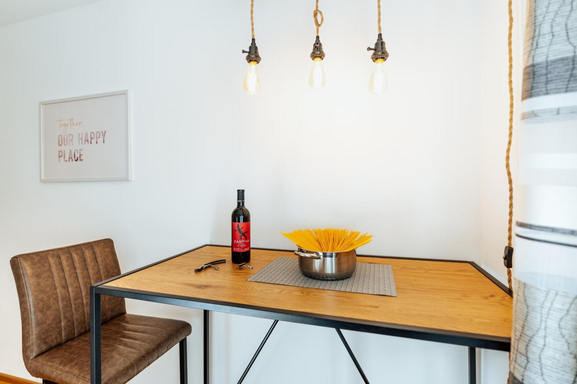 Appartement Arvia Living - In Altmuenster, Zentrale Lage, 7 Min Gehweg Zum Traunsee, Balkon, Kueche, Gratis Parkplatz & Wlan *