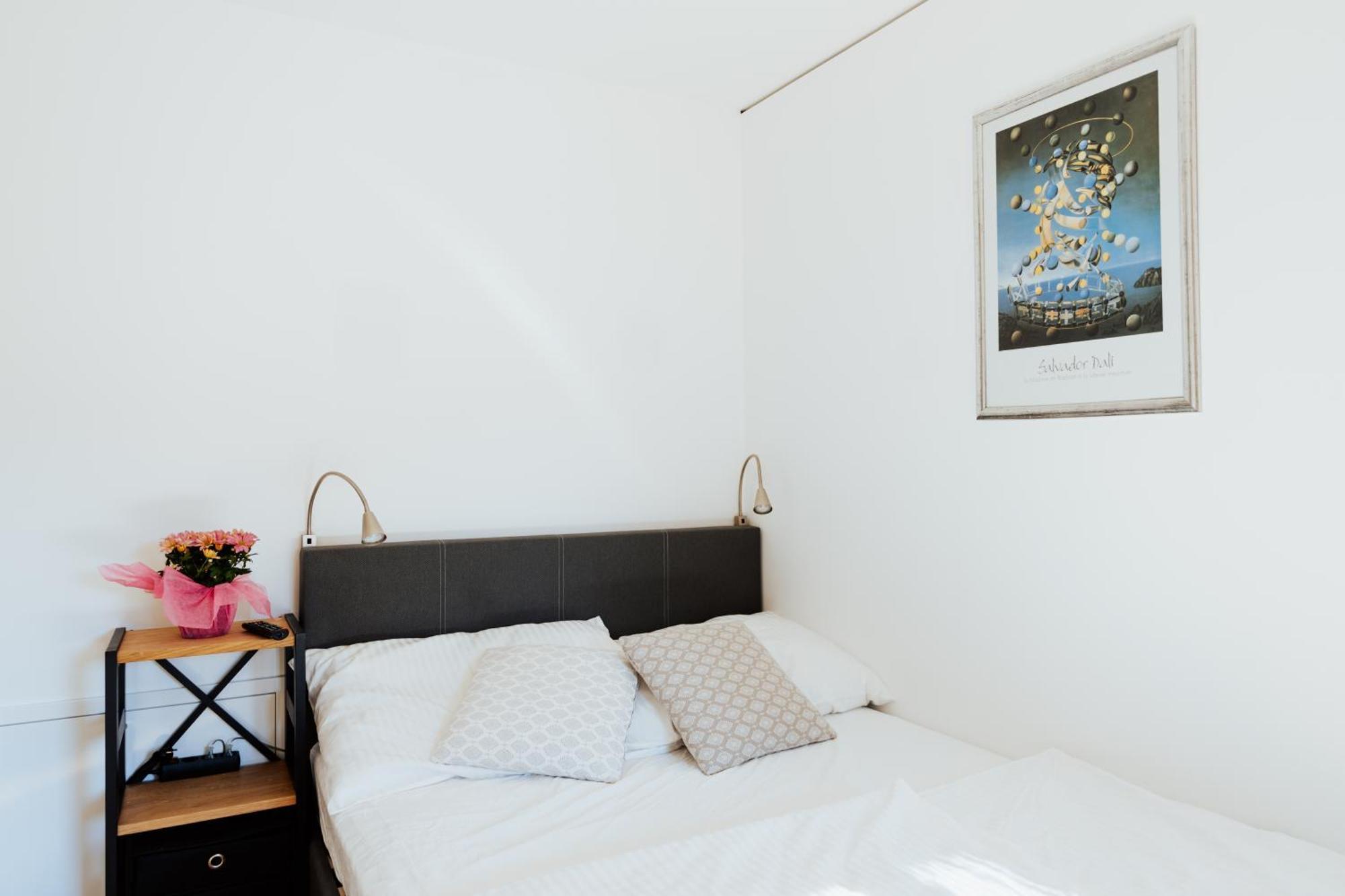 Arvia Living - In Altmuenster, Zentrale Lage, 7 Min Gehweg Zum Traunsee, Balkon, Kueche, Gratis Parkplatz & Wlan Appartement Altmünster