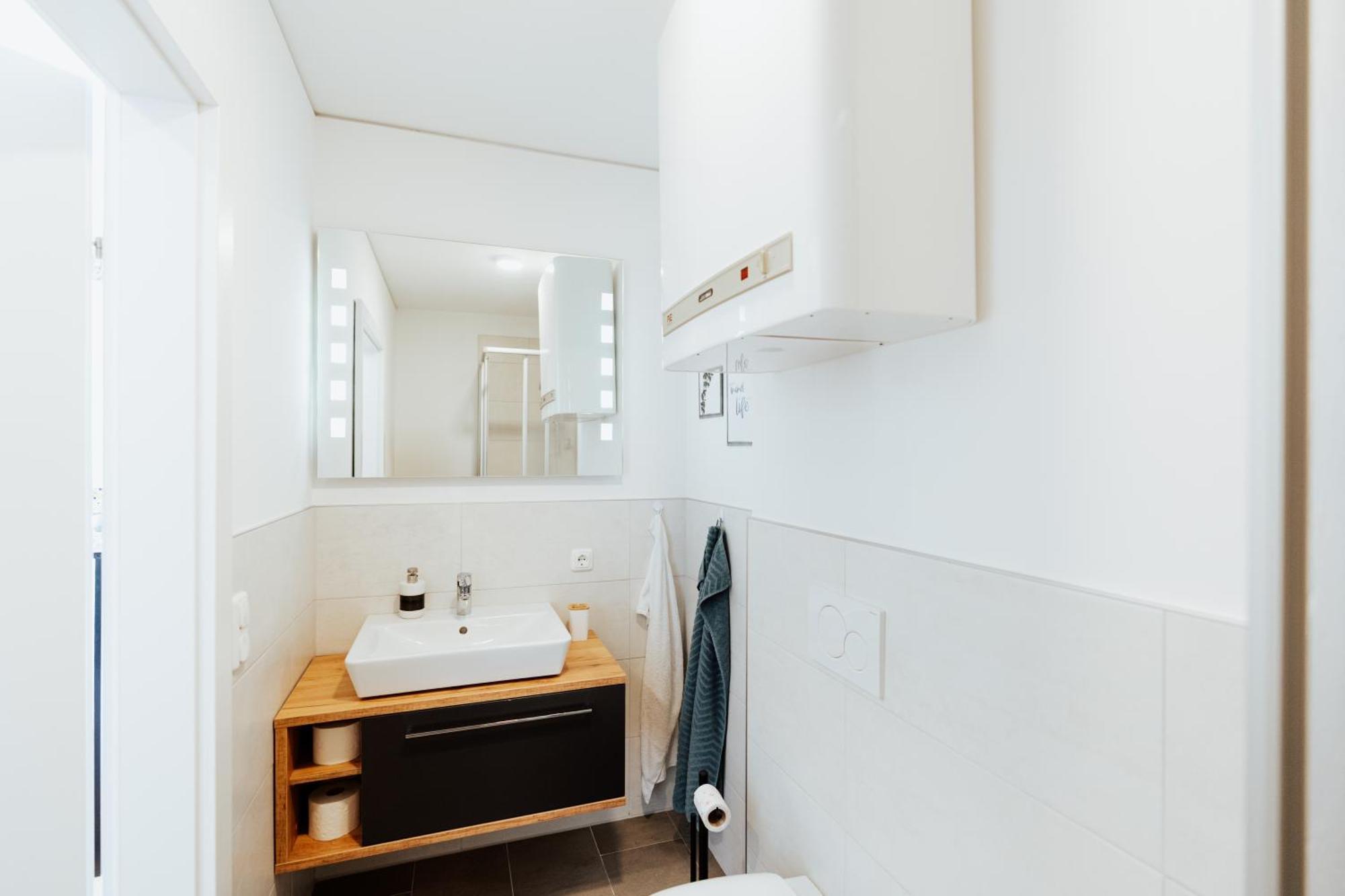 Arvia Living - In Altmuenster, Zentrale Lage, 7 Min Gehweg Zum Traunsee, Balkon, Kueche, Gratis Parkplatz & Wlan Appartement